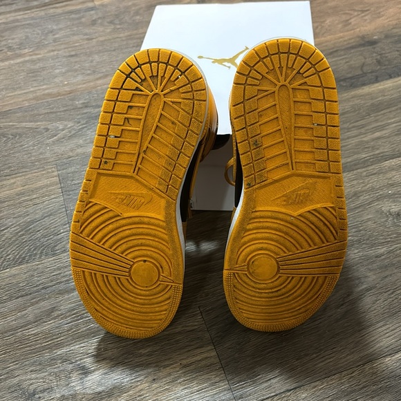 SOLD!! Size 9 Women’s Air Jordan Mid - Picture 5 of 7